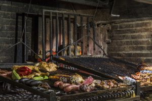 churrasqueira com carne assando