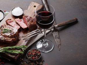 taça de vinho com um carne vermelha