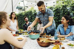 família reunida no churrasco gourmet