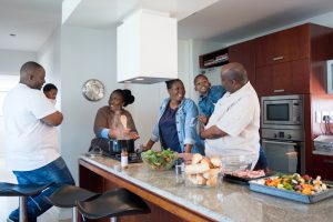 amigos reunidos em um churrasco no apartamento