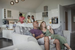 amigos na sala assistindo tv