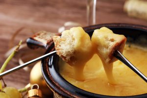 receita fondue de queijo com pão de alho santa massa