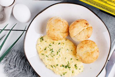 Receita de ovos mexidos com pão de alho