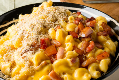 Mac ‘n’ Cheese com Farofa e Bacon