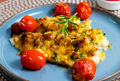 Tilápia com crosta de pão de alho levemente picante