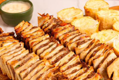 Espetinho de tortilha com pão de cebola Santa Massa